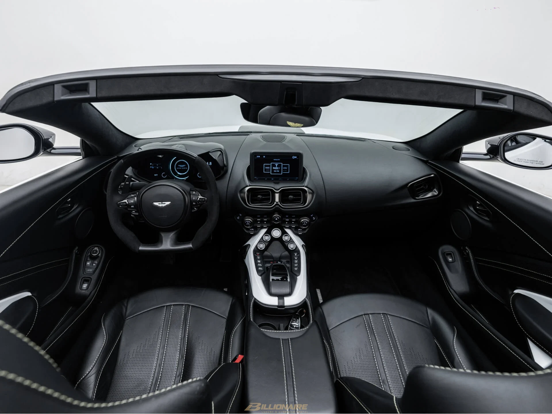 اجاره Aston Martin Vantage Coupe Silver Fox در دبی – تصویر 4