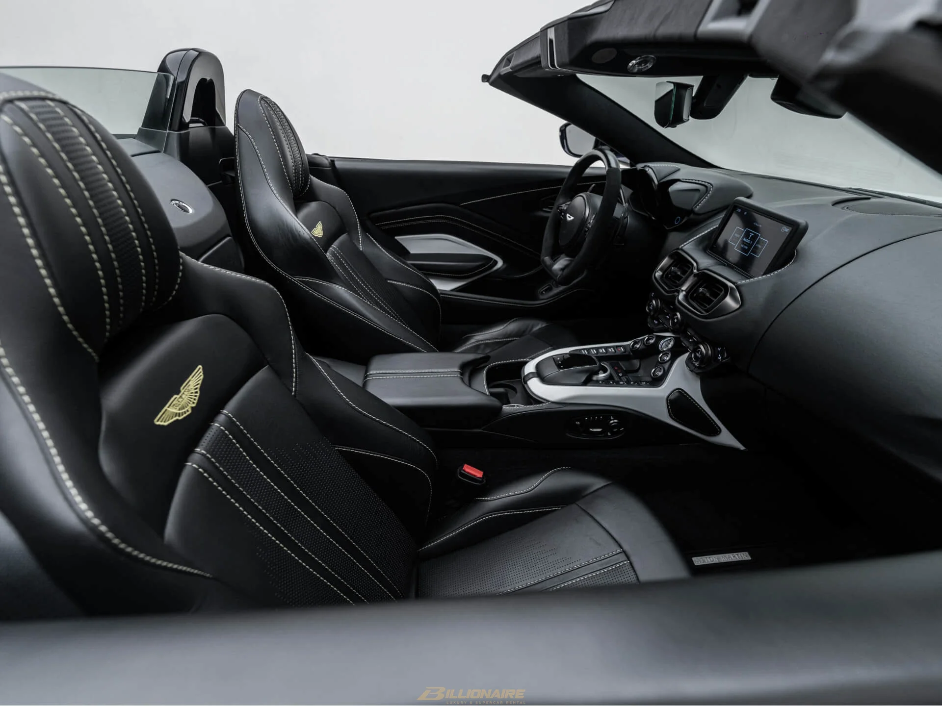 اجاره Aston Martin Vantage Coupe Silver Fox در دبی – تصویر 5