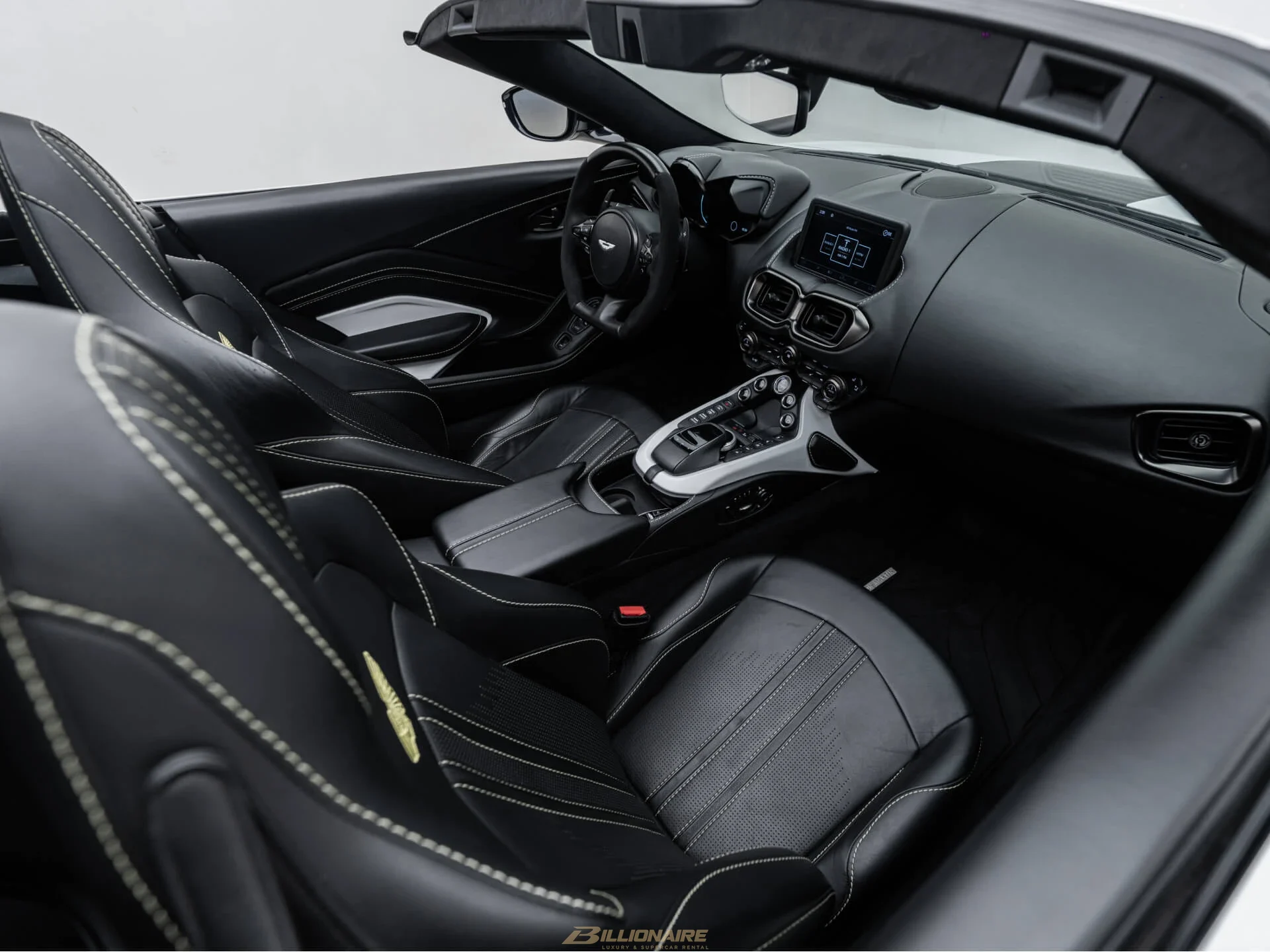 اجاره Aston Martin Vantage Coupe Silver Fox در دبی – تصویر 7