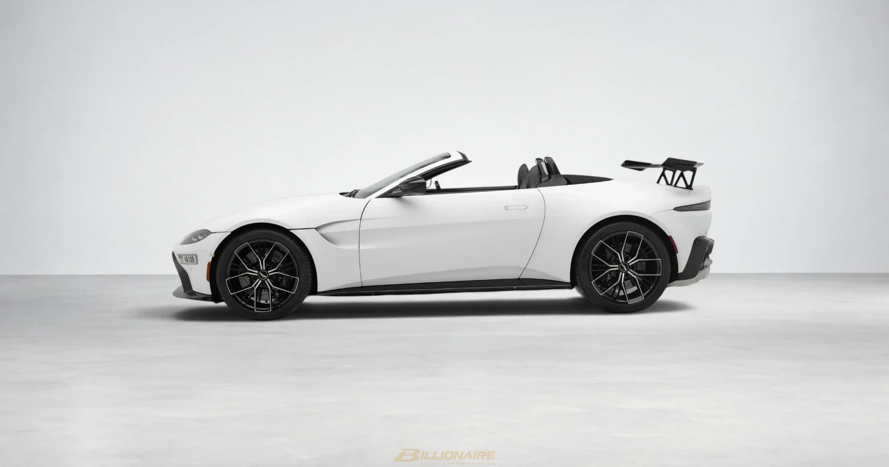 اجاره Aston Martin Vantage Coupe Silver Fox در دبی – تصویر 2