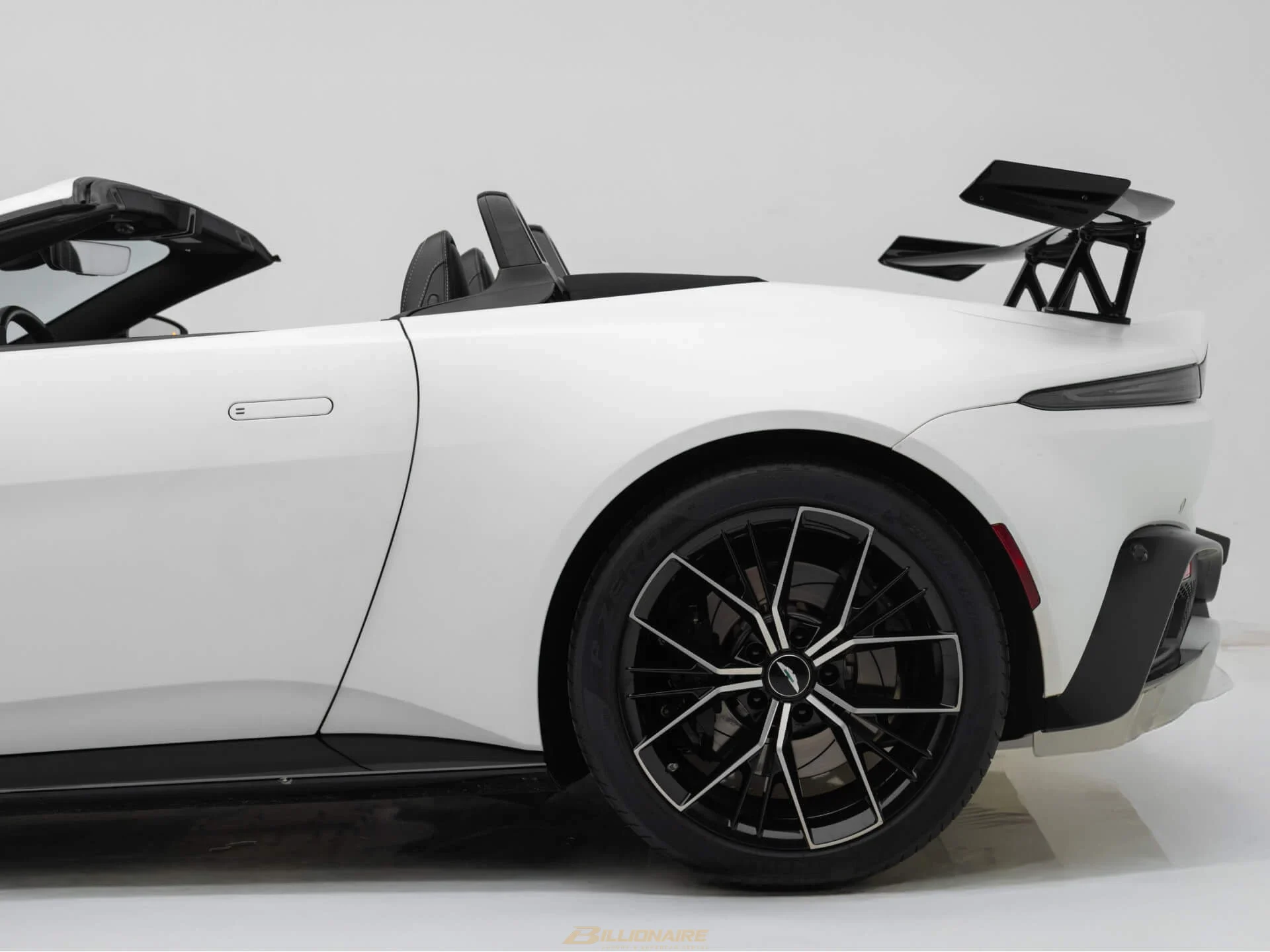 اجاره Aston Martin Vantage Coupe Silver Fox در دبی – تصویر 9