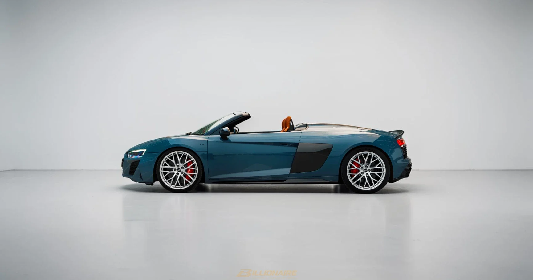 أودي R8 سبايدر V10 بيرفورمانس — أزرق أسكاري للإيجار في دبي – صورة 2