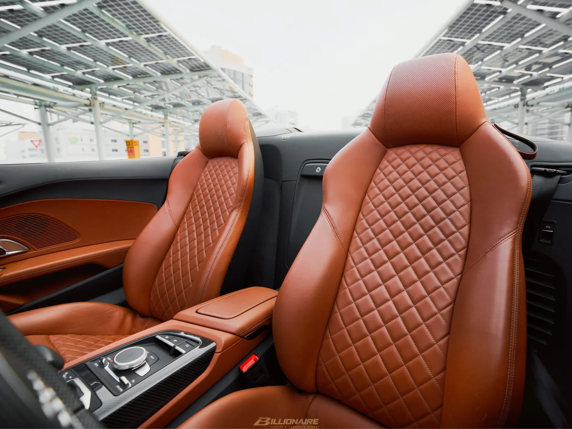 أودي R8 سبايدر V10 بيرفورمانس — أزرق أسكاري للإيجار في دبي – صورة 5