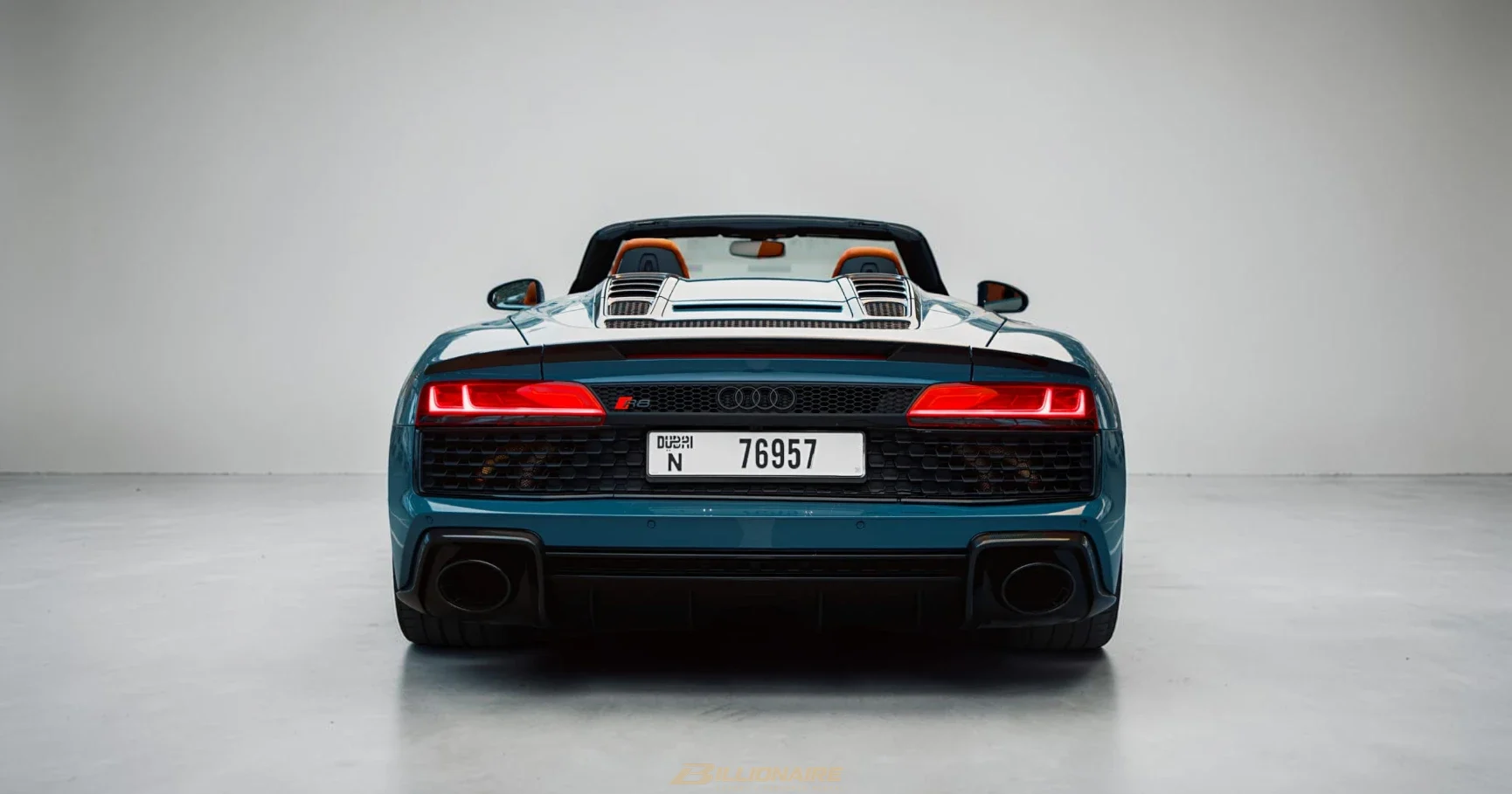 أودي R8 سبايدر V10 بيرفورمانس — أزرق أسكاري للإيجار في دبي – صورة 4