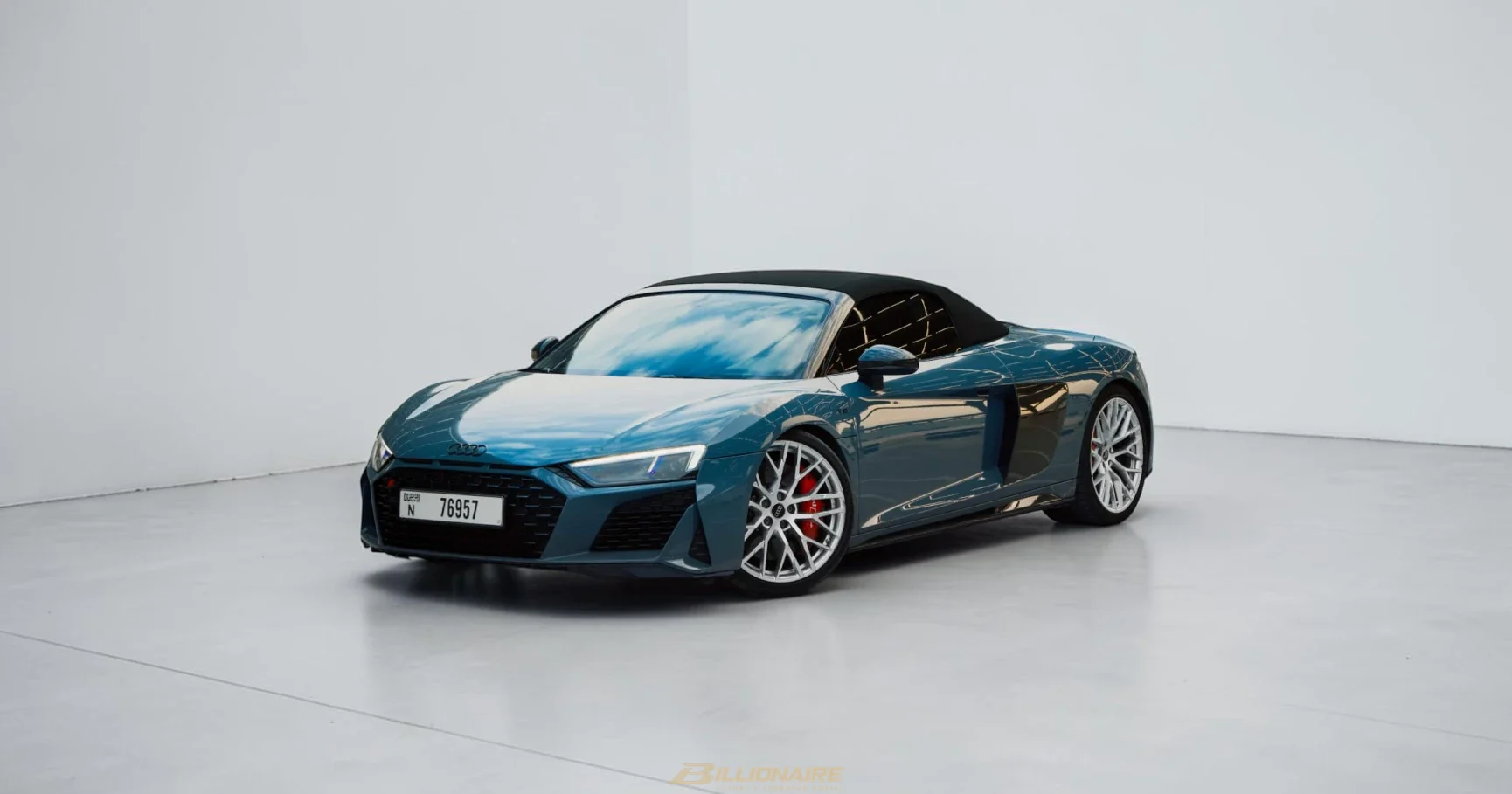 أودي R8 سبايدر V10 بيرفورمانس — أزرق أسكاري للإيجار في دبي – صورة 1