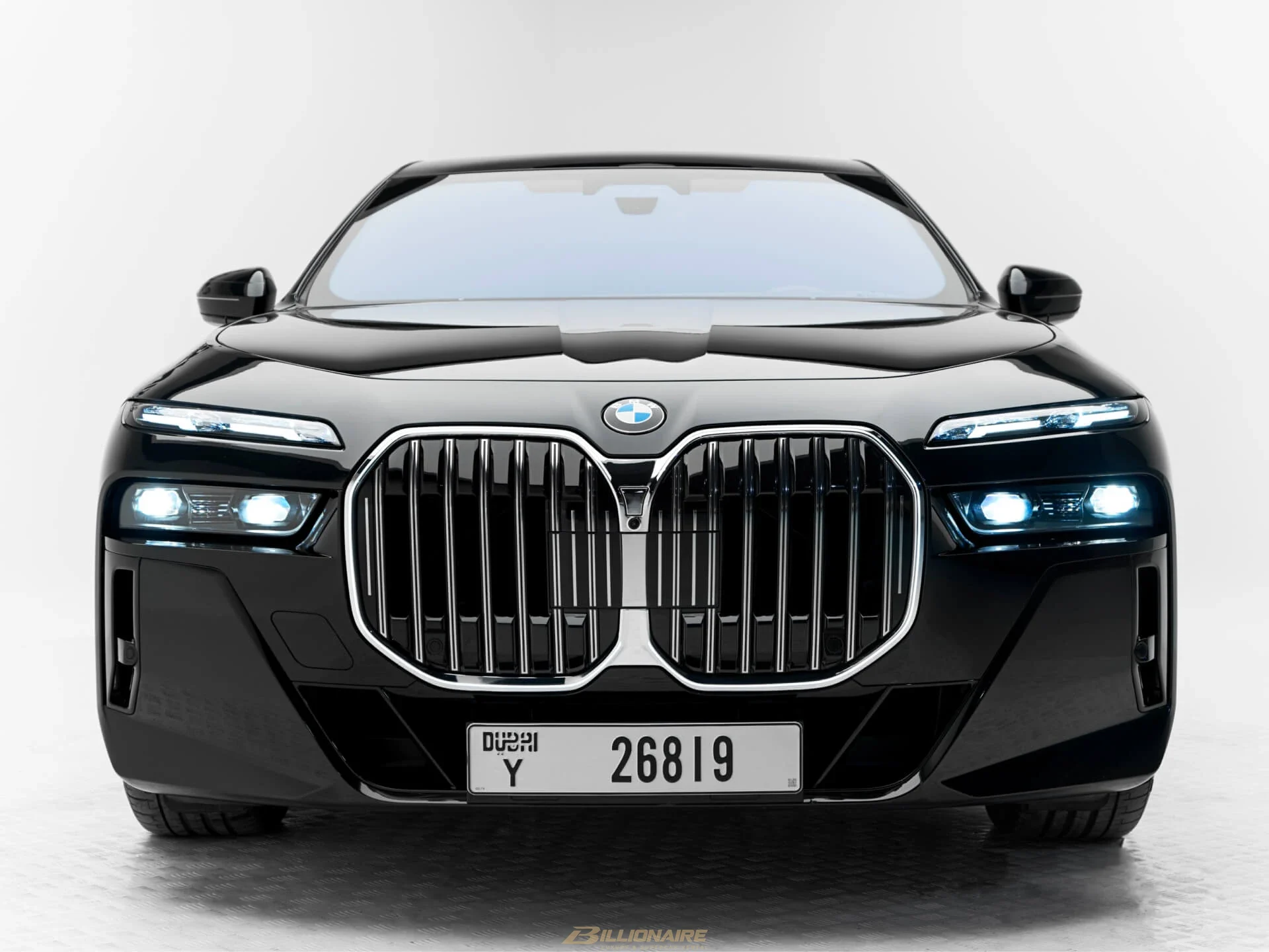 BMW 740i Luxury Sedan — Dravit Grey mieten in Dubai – Foto 2