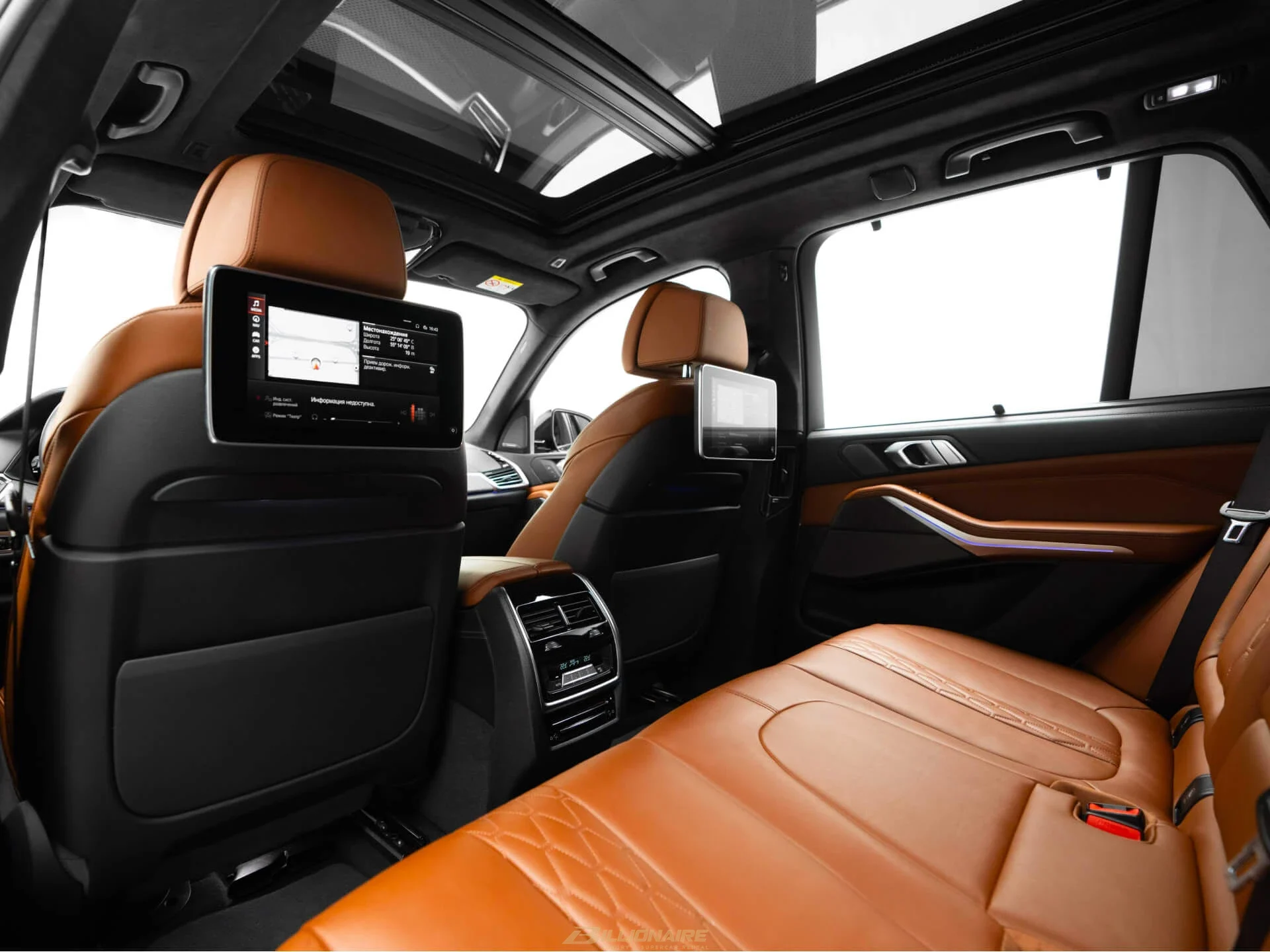 BMW X5 M50i — Mineral White - View 6