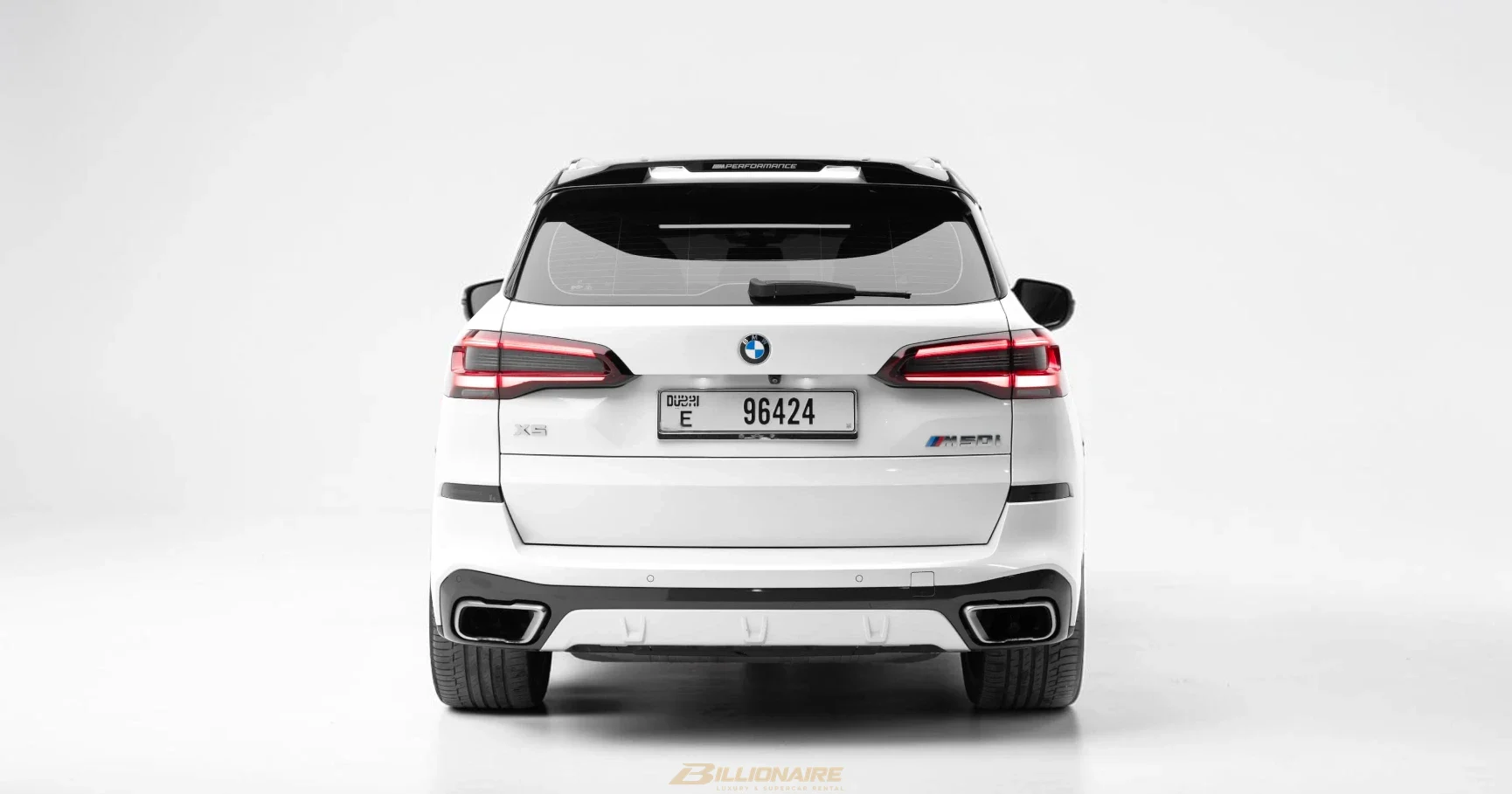 BMW X5 M50i — Mineral White - View 4