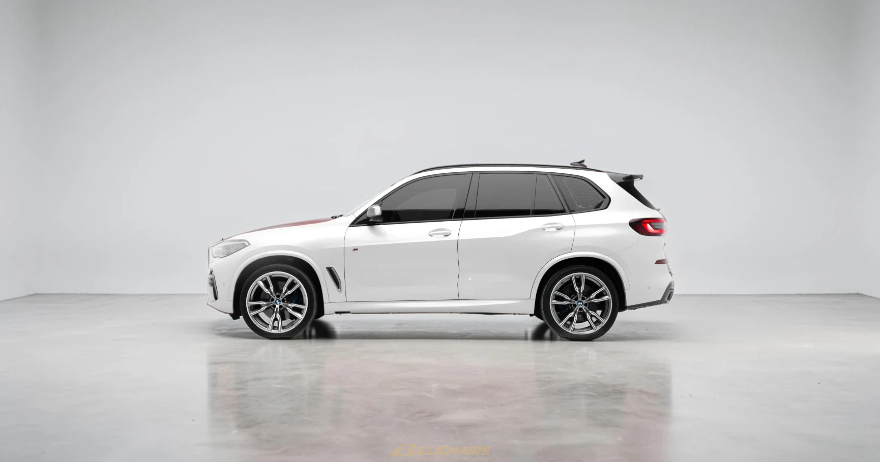 BMW X5 M50i — Mineral White - View 5