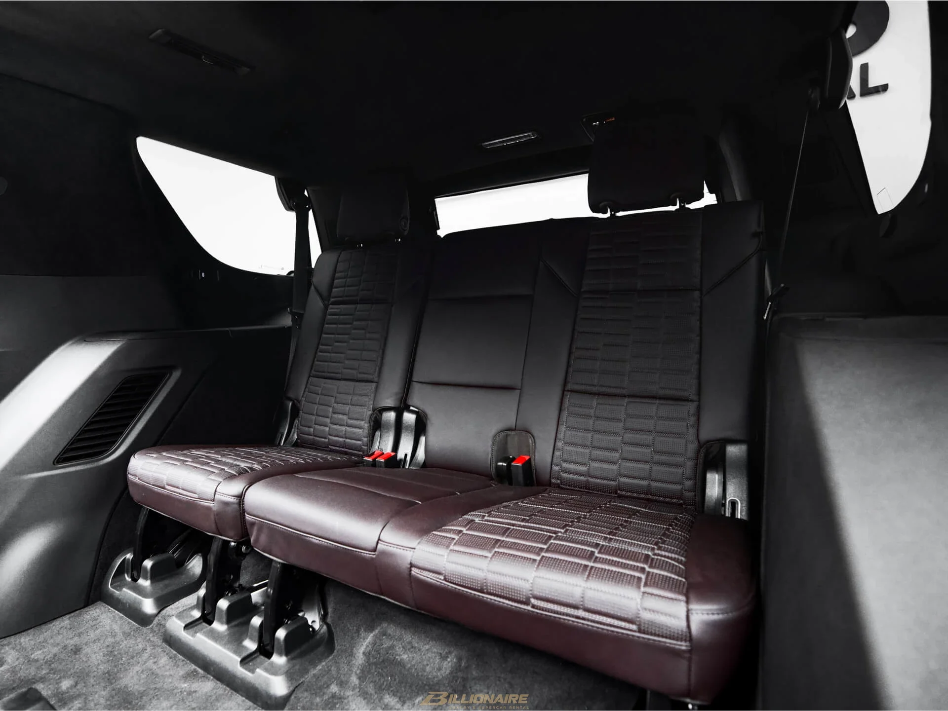 Cadillac Escalade-V High Performance — Argent Silver - View 3