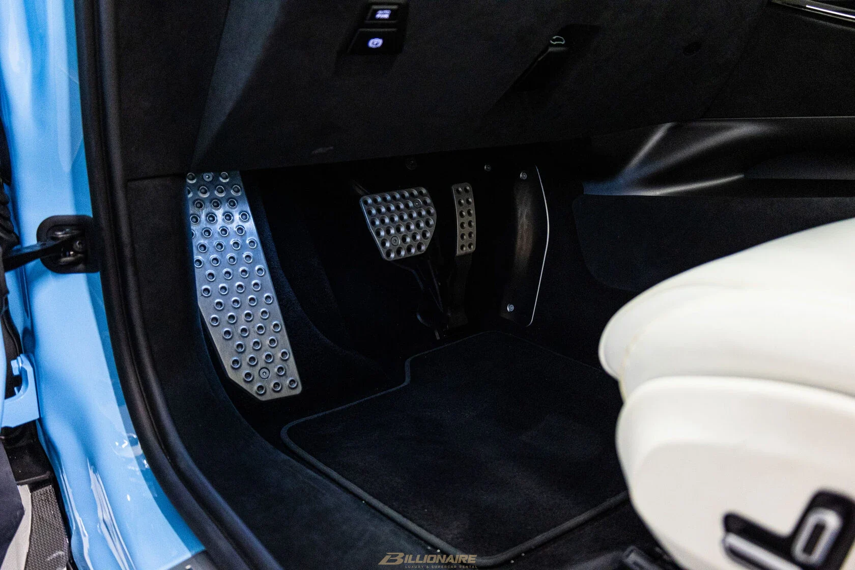 Dubai'de kiralık Ferrari Purosangue V12 SUV — Blu Tour de France – fotoğraf 15