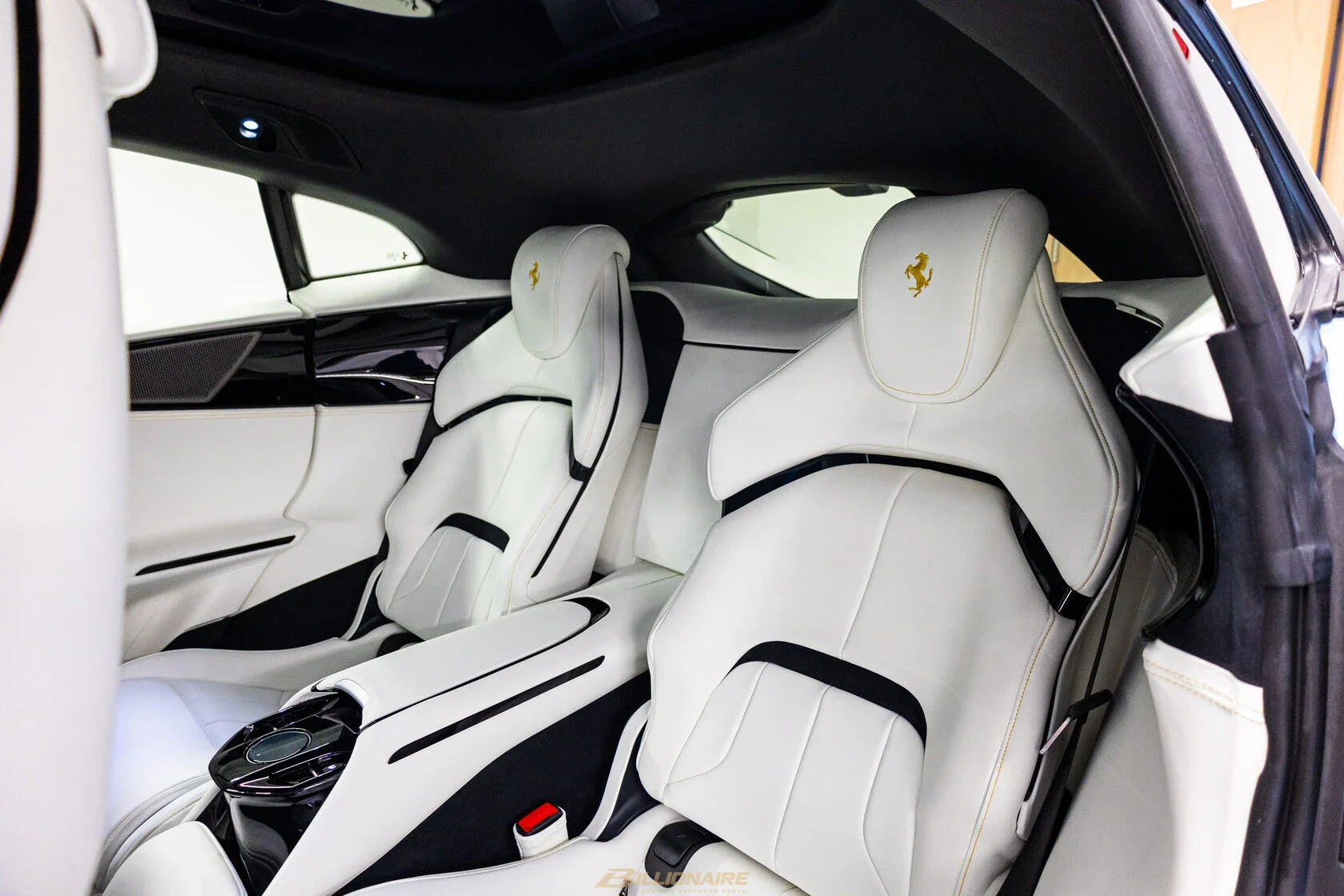 Dubai'de kiralık Ferrari Purosangue V12 SUV — Blu Tour de France – fotoğraf 18