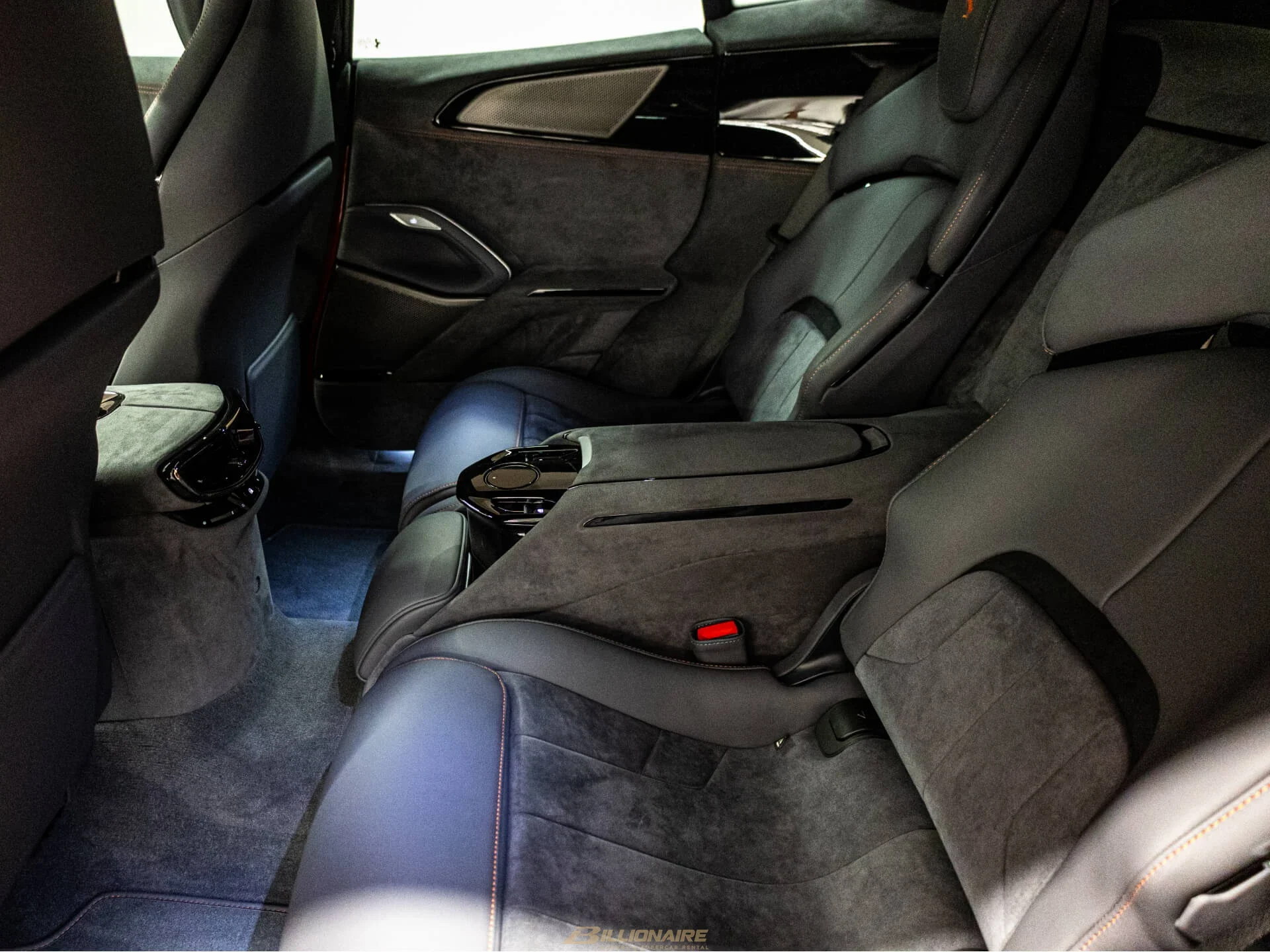 Ferrari Purosangue V12 SUV — Arancio Triplo Strato mieten in Dubai – Foto 5