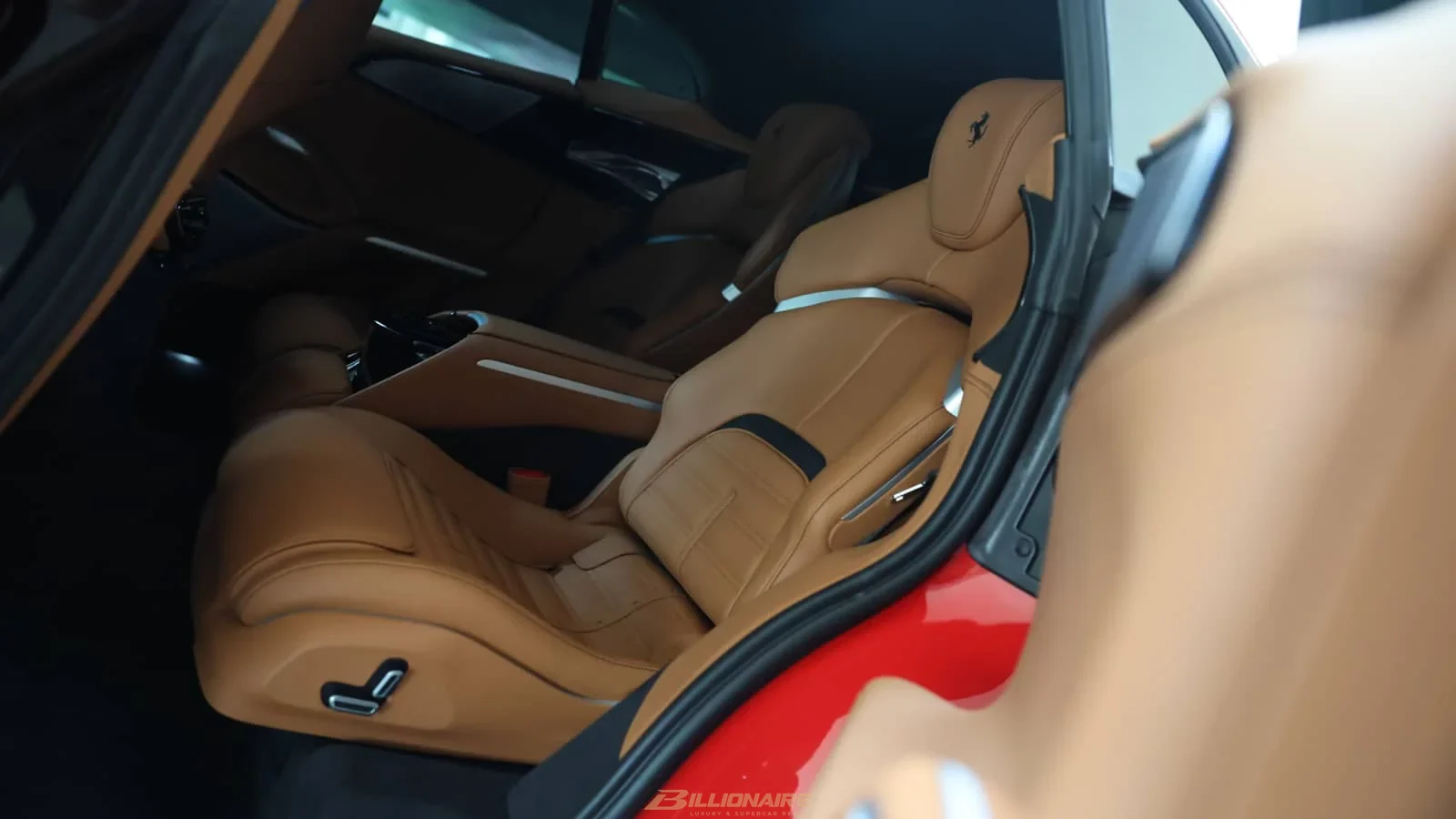 Dubai'de kiralık Ferrari Purosangue Red – fotoğraf 6