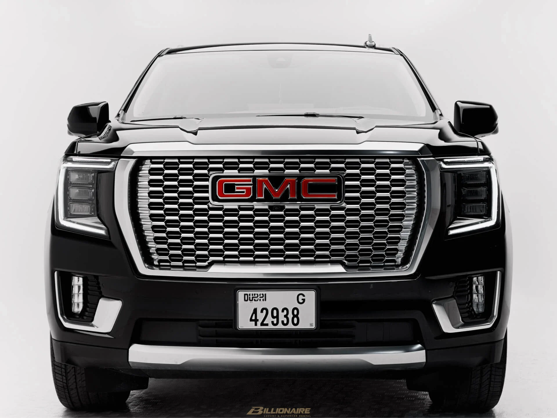 GMC Yukon Denali Luxury 7-Seater — Onyx Black mieten in Dubai – Foto 2