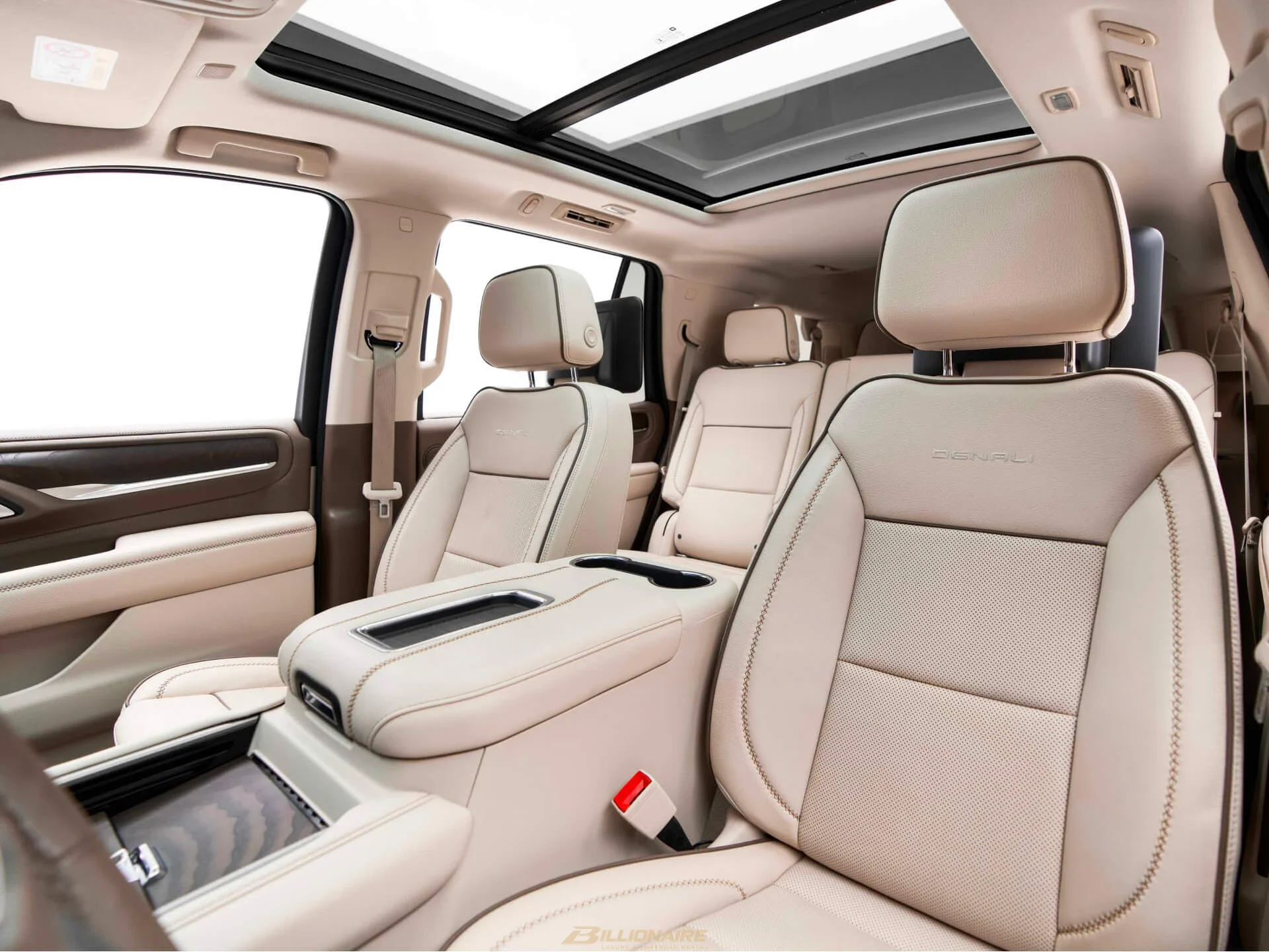 GMC Yukon Denali Luxury 7-Seater — Onyx Black mieten in Dubai – Foto 6