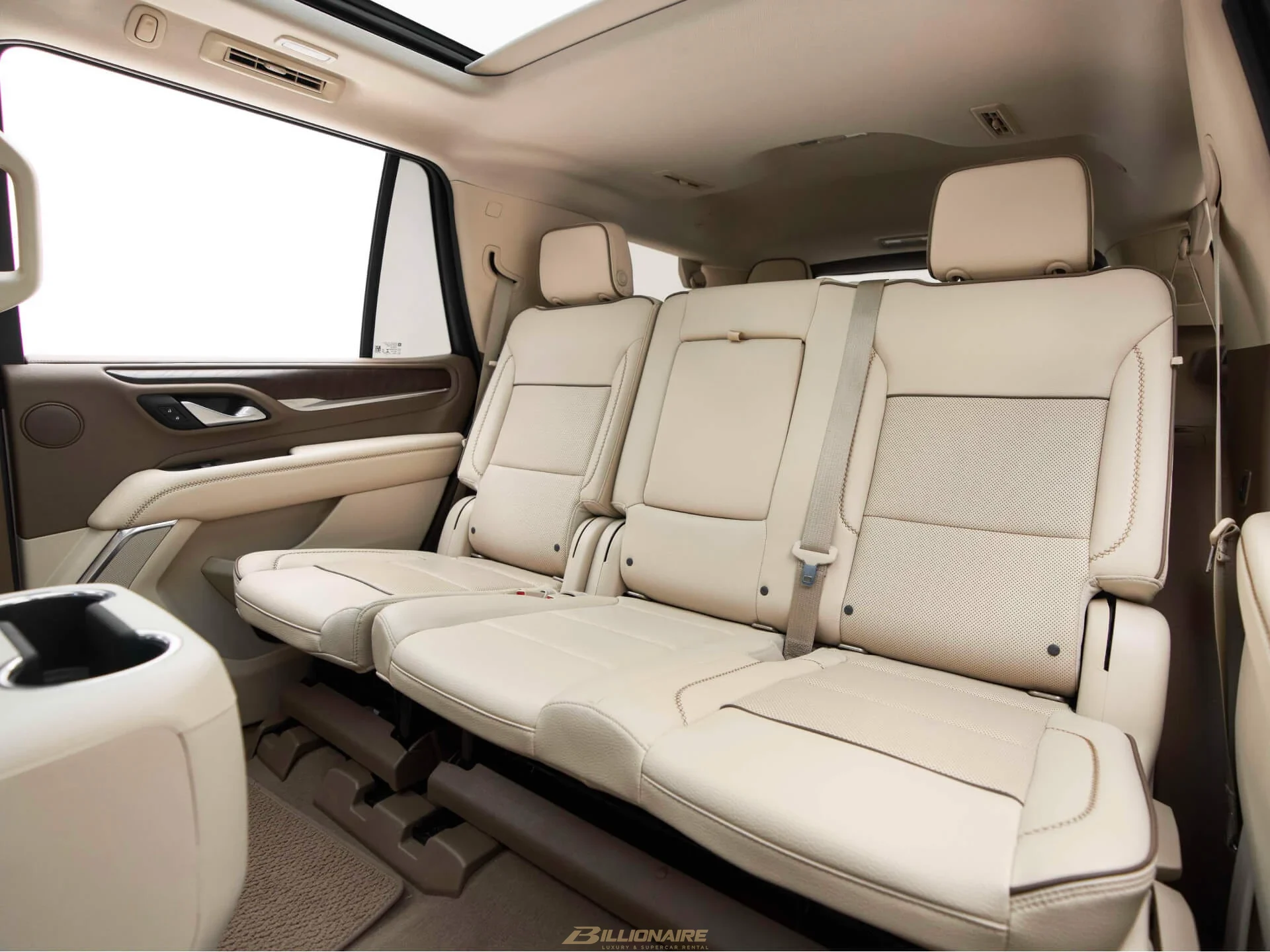 GMC Yukon Denali Luxury 7-Seater — Onyx Black mieten in Dubai – Foto 7
