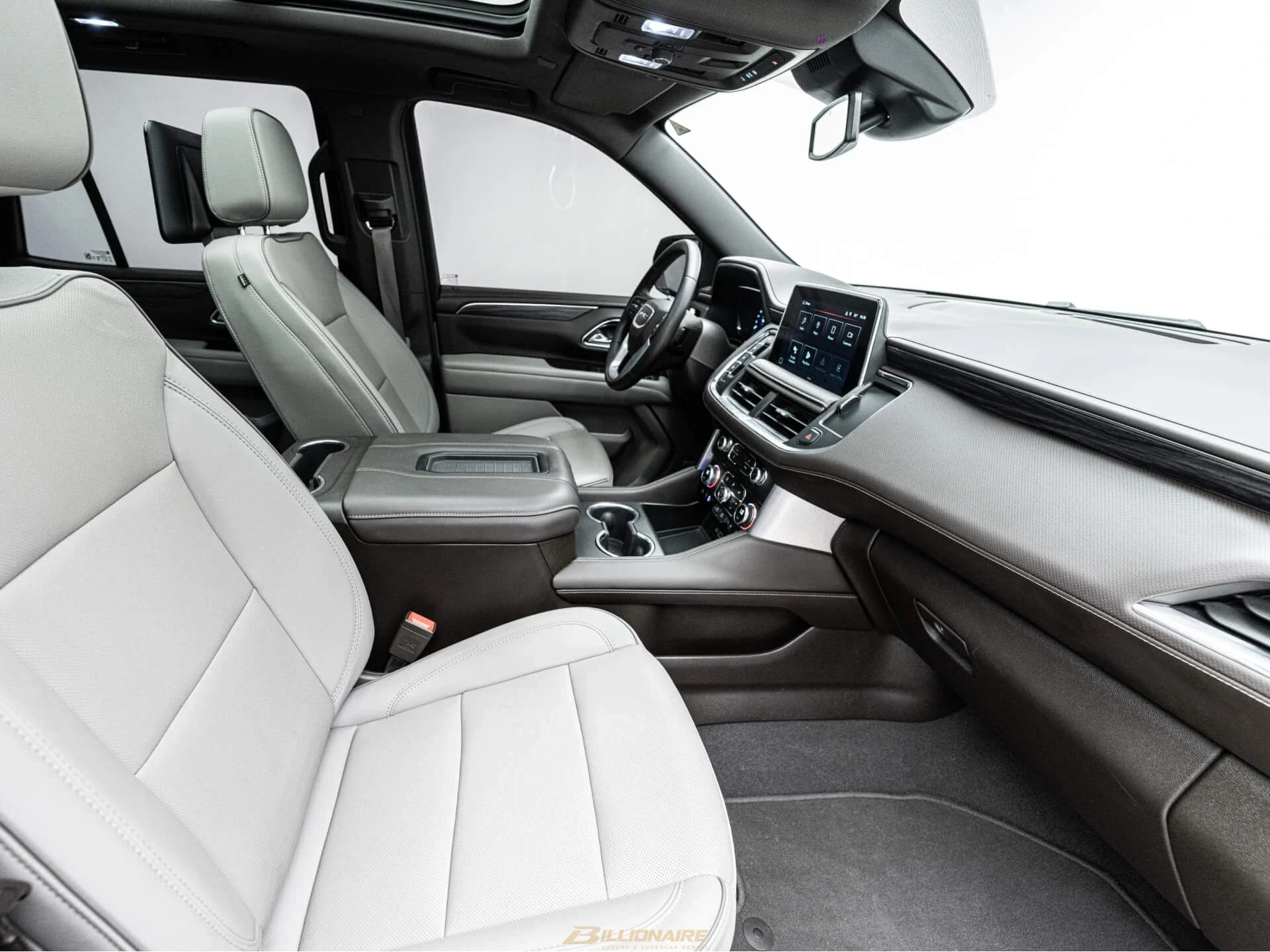 GMC Yukon SLT Premium 8-Seater — Sterling Silver en alquiler en Dubái – foto 5