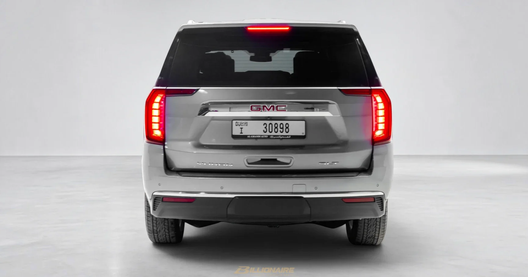 GMC Yukon SLT Premium 8-Seater — Sterling Silver en alquiler en Dubái – foto 3