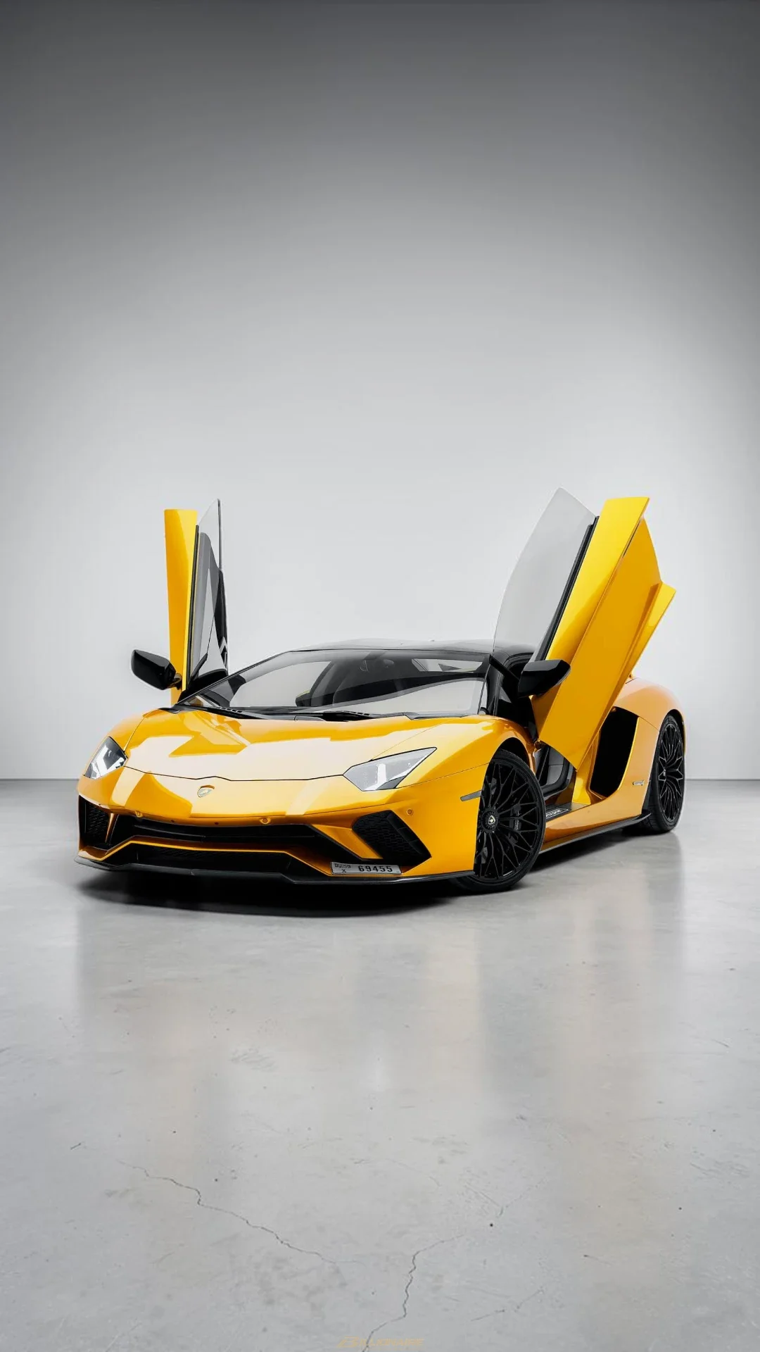 Lamborghini Aventador S Roadster Yellow в аренду в Дубае