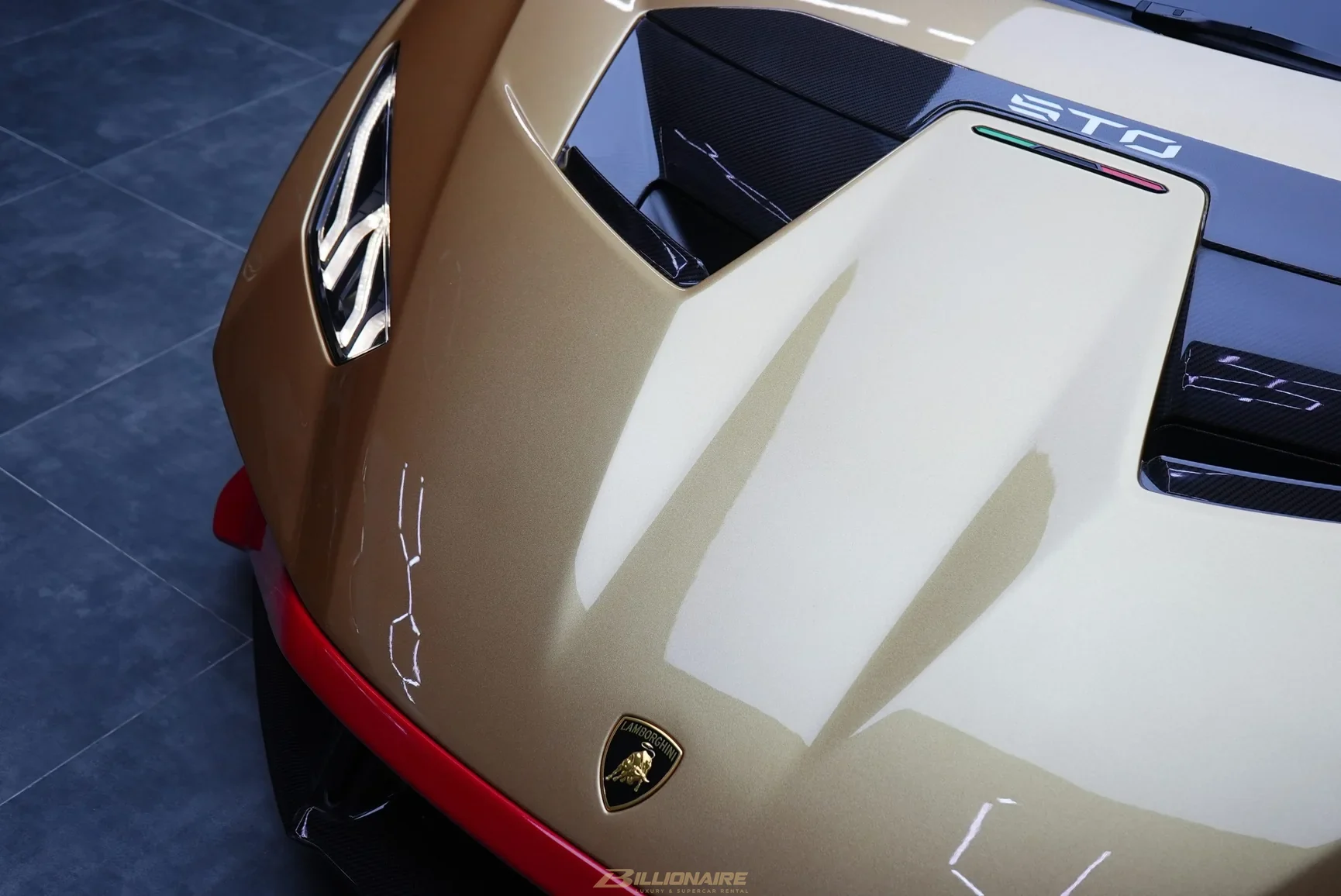 Lamborghini Huracan STO Gold - View 6