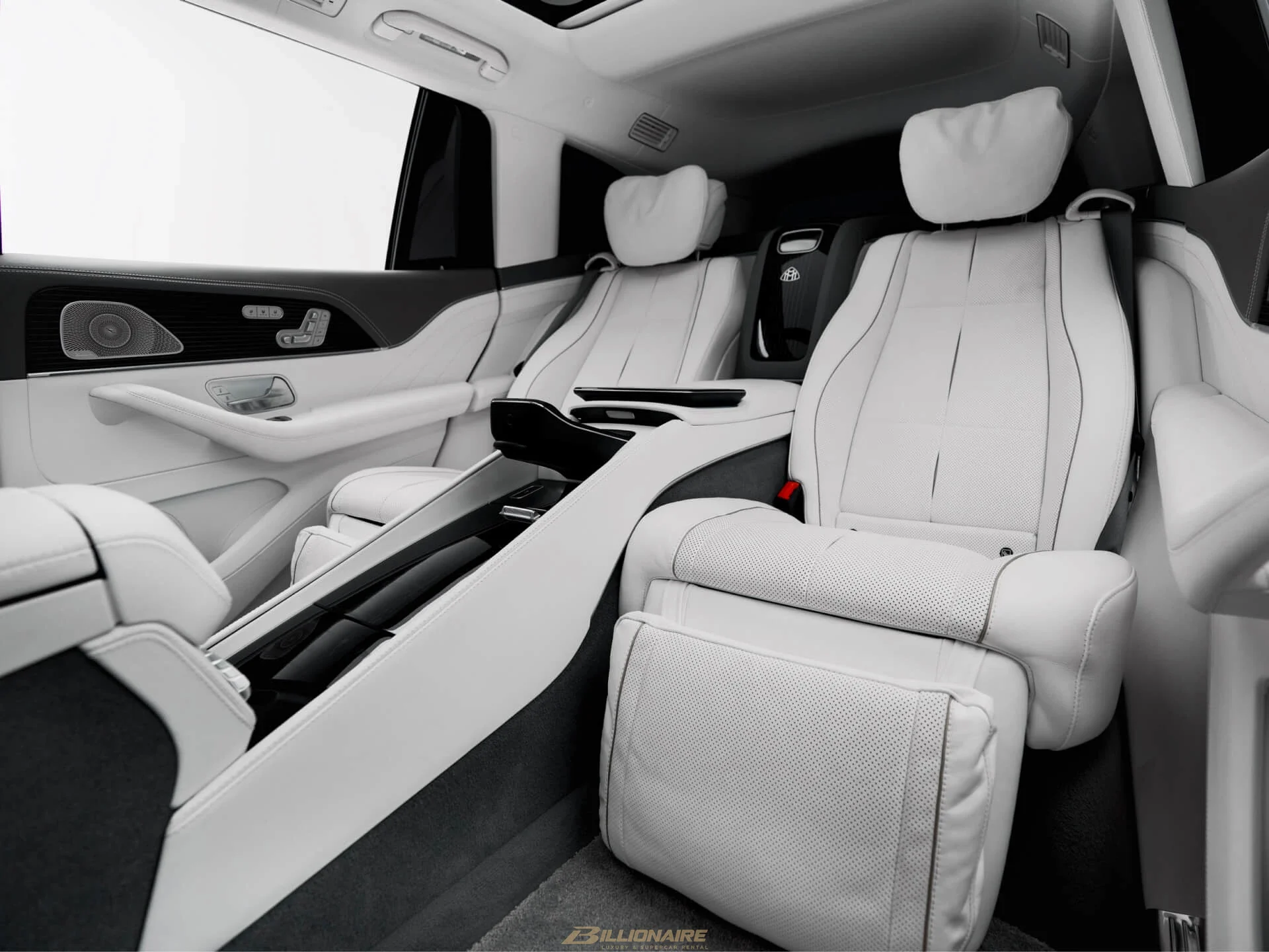 Dubai'de kiralık Mercedes-Maybach GLS 600 Two-Tone Obsidian/Silver – fotoğraf 5