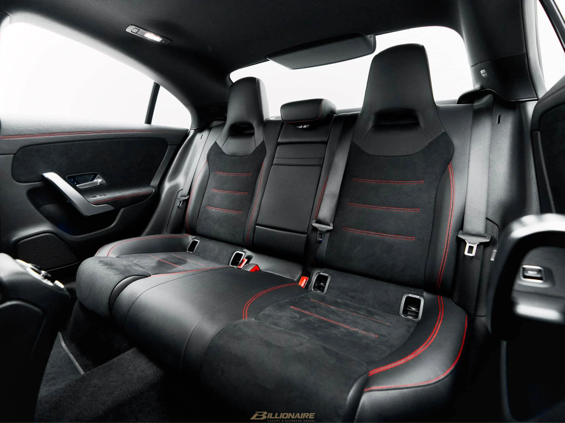 Mercedes-Benz CLA 250 AMG Line Black mieten in Dubai – Foto 5