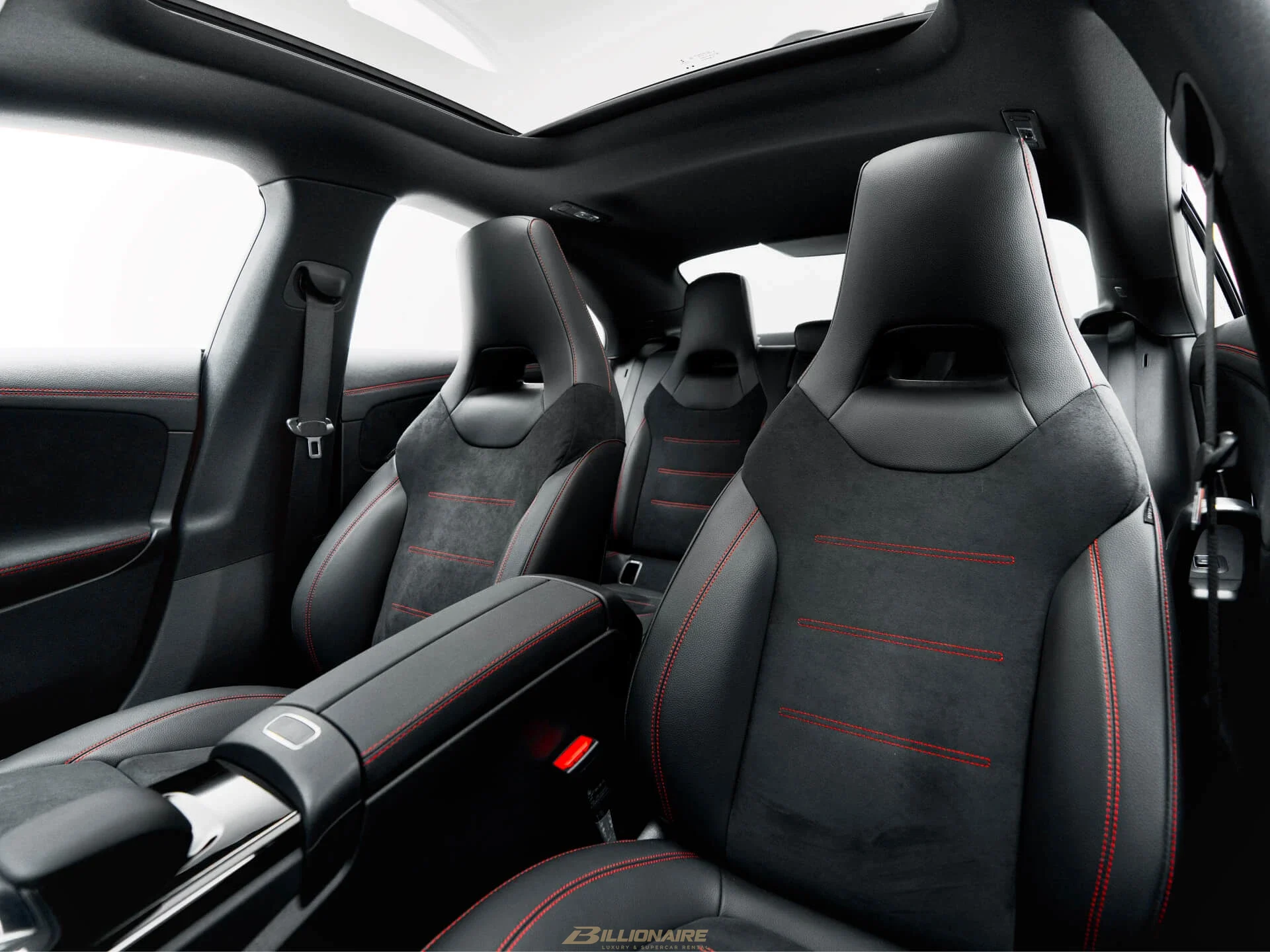 Mercedes-Benz CLA 250 AMG Line Black mieten in Dubai – Foto 6