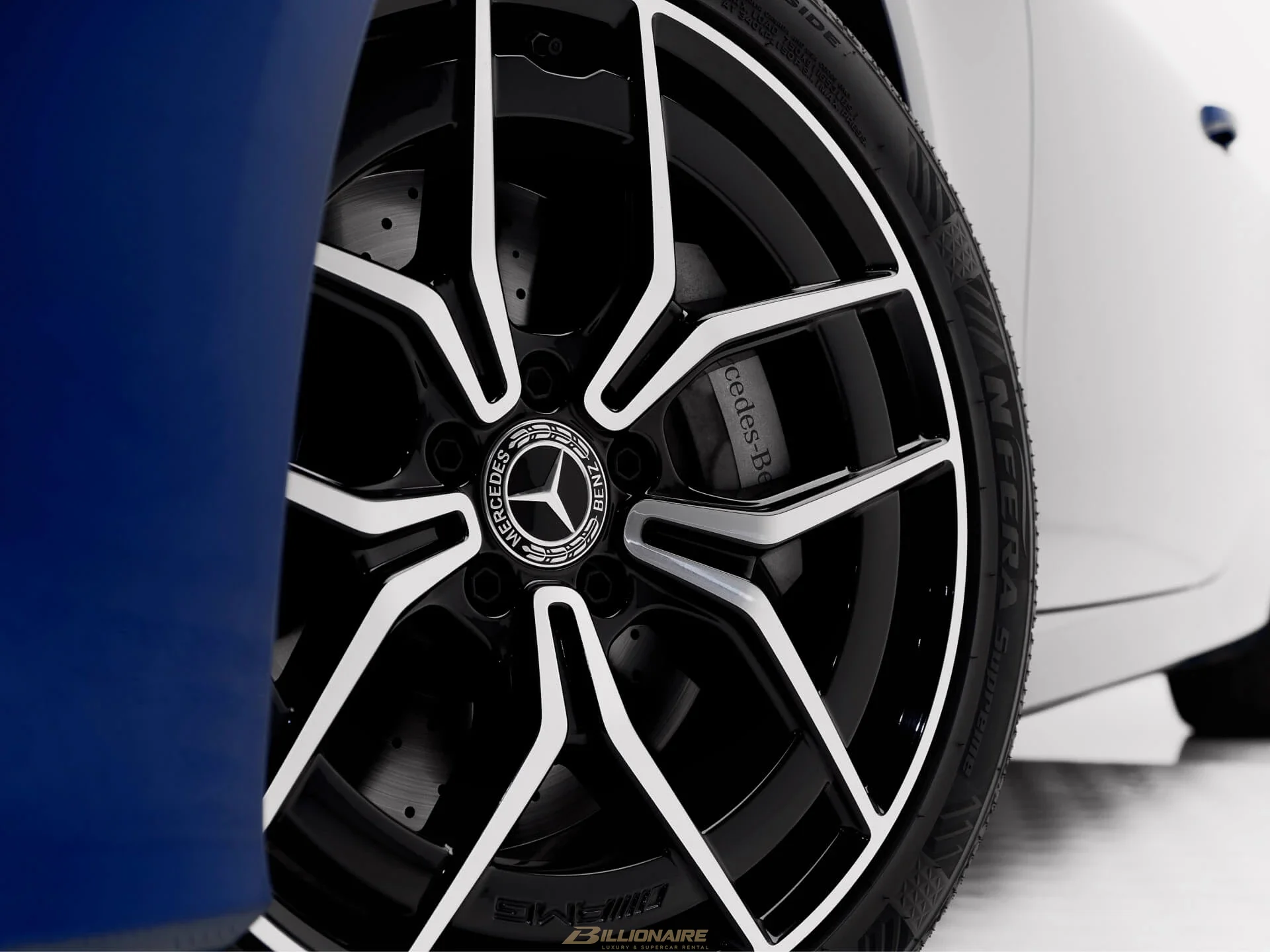Mercedes-Benz E300 Nautical Blue à louer à Dubaï – photo 9