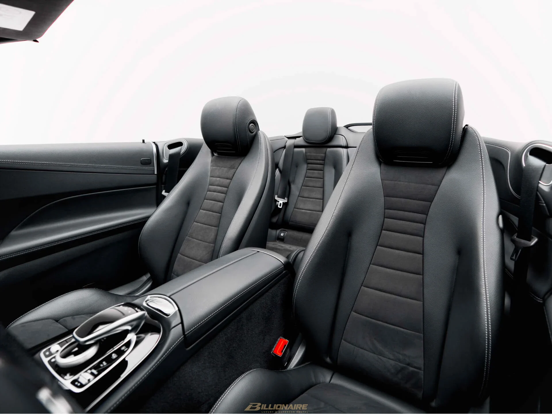 Mercedes-Benz E300 Nautical Blue à louer à Dubaï – photo 8