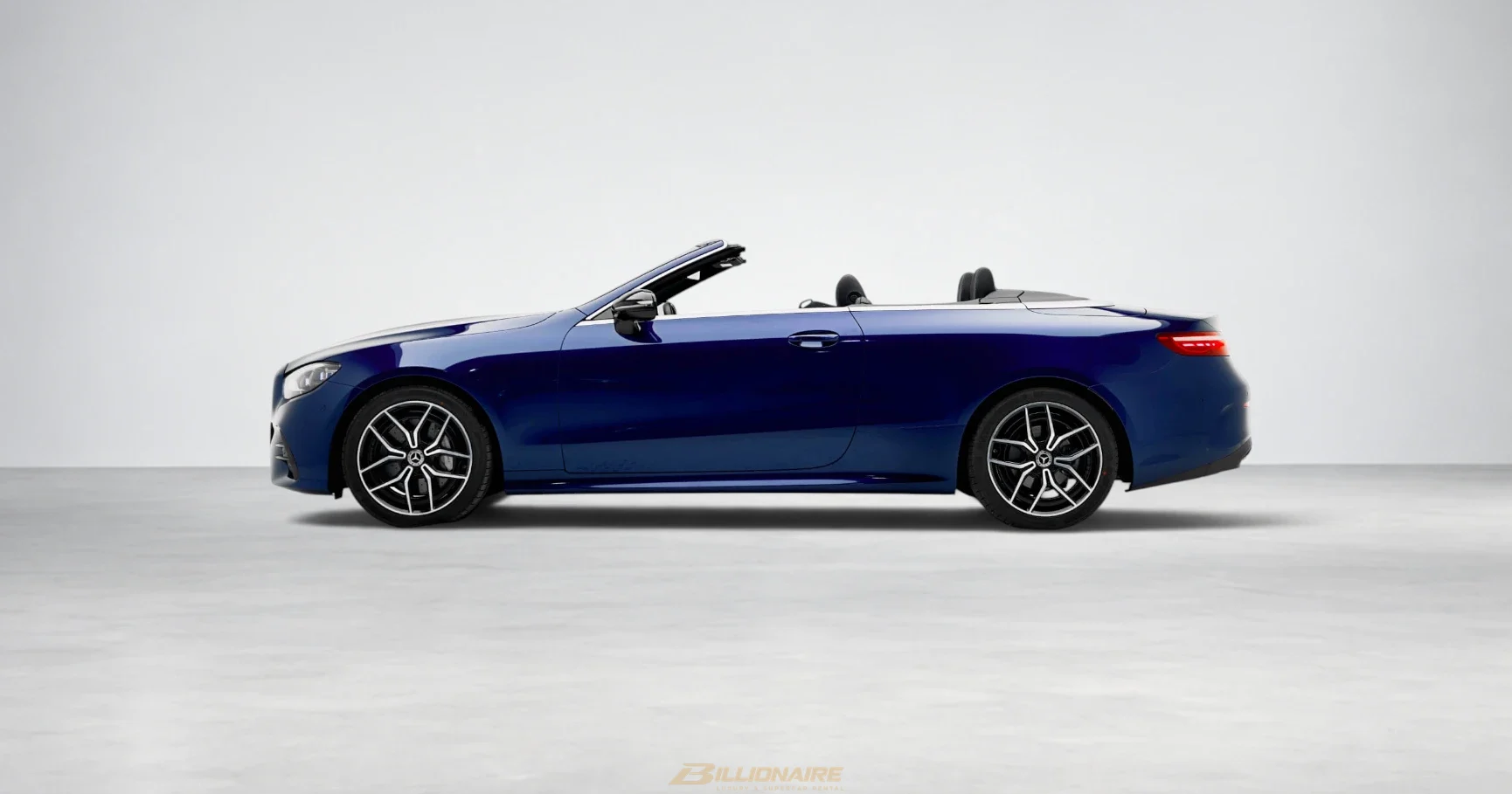 Mercedes-Benz E300 Nautical Blue à louer à Dubaï – photo 4