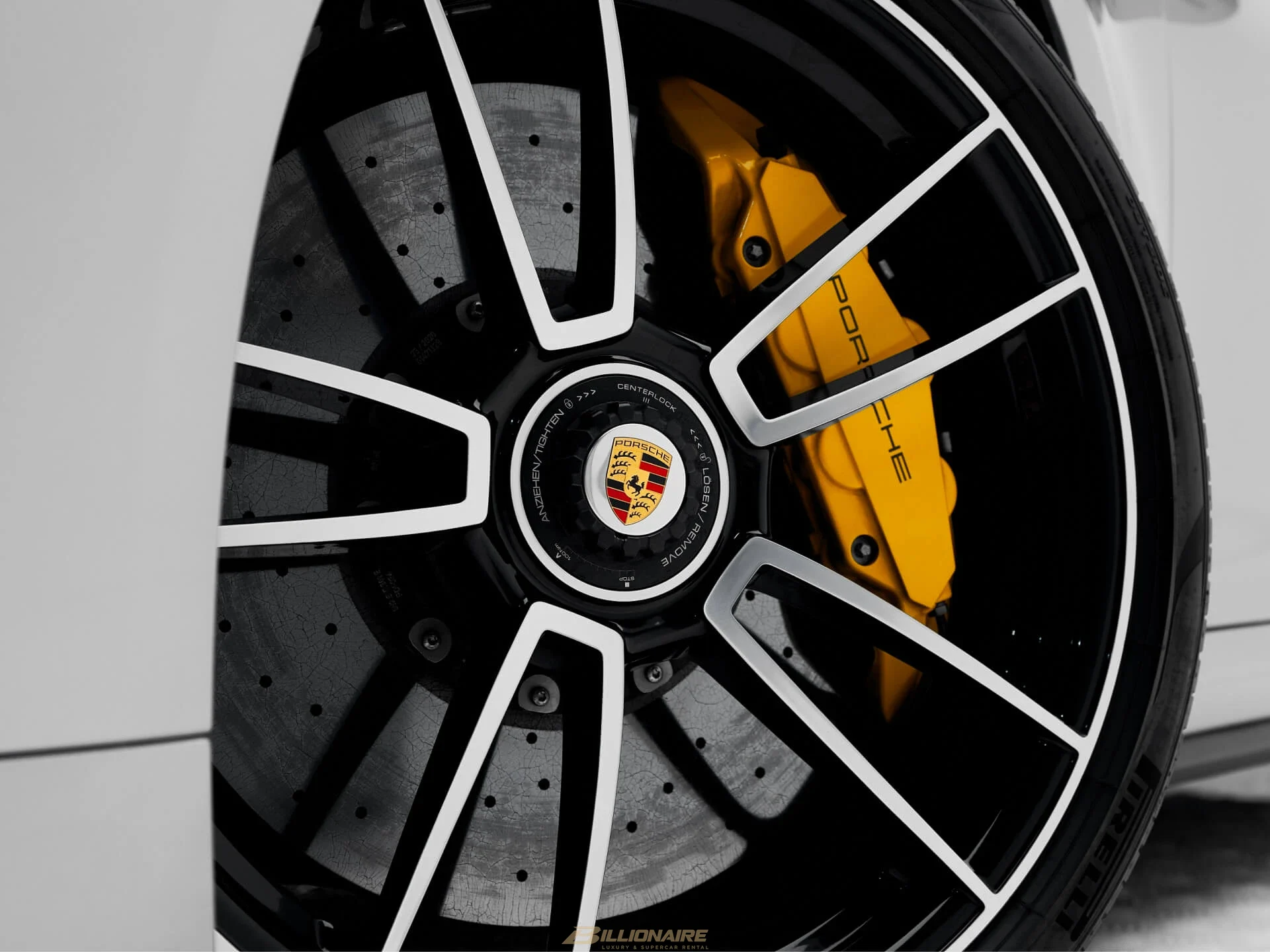 Porsche 911 Turbo S Pure White (Bordeaux Interior) в аренду в Дубае – фото 8