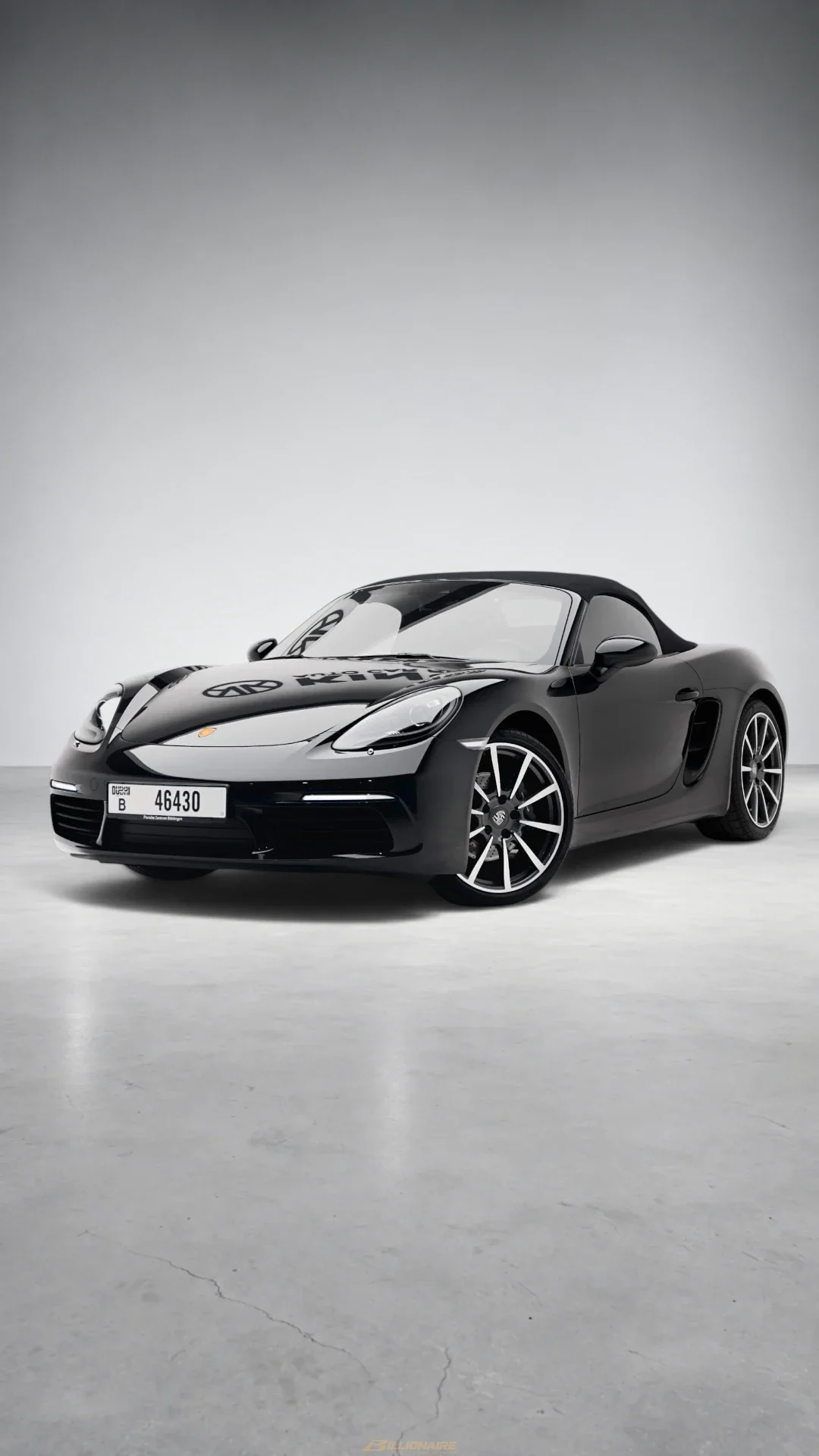 Porsche 718 Boxster Black в аренду в Дубае