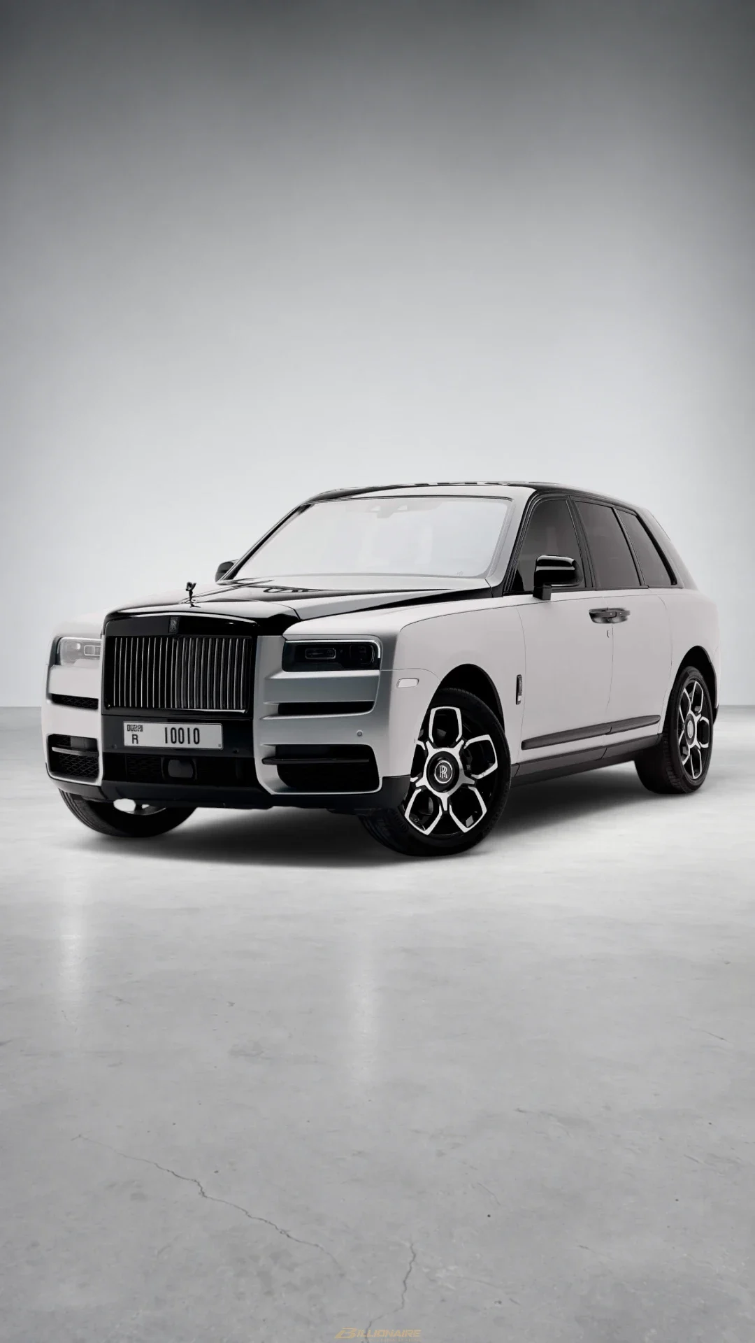 Rolls-Royce Cullinan Black Badge Tempest Silver в аренду в Дубае