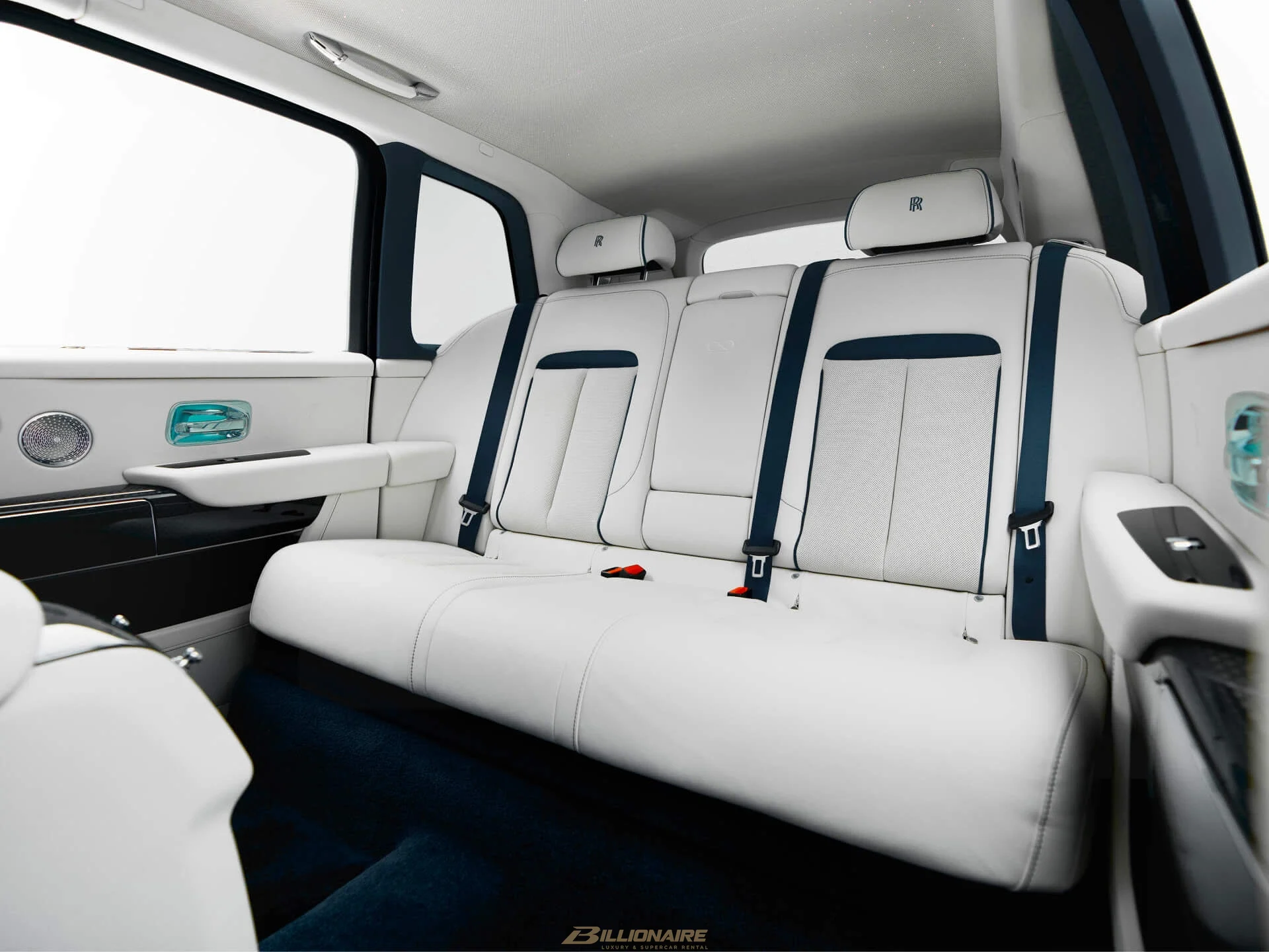 اجاره Rolls-Royce Cullinan Black Badge Tempest Silver در دبی – تصویر 7