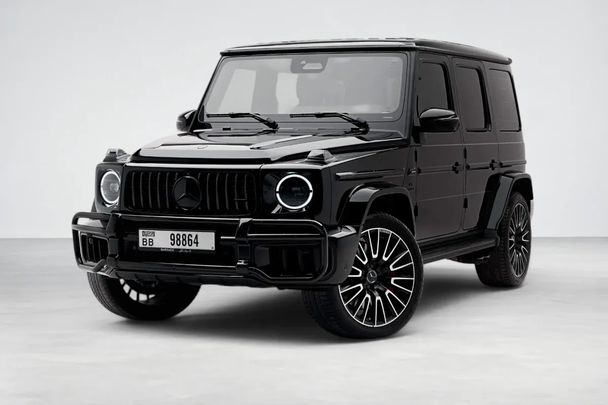 Mercedes-AMG G63 negro en un estudio blanco